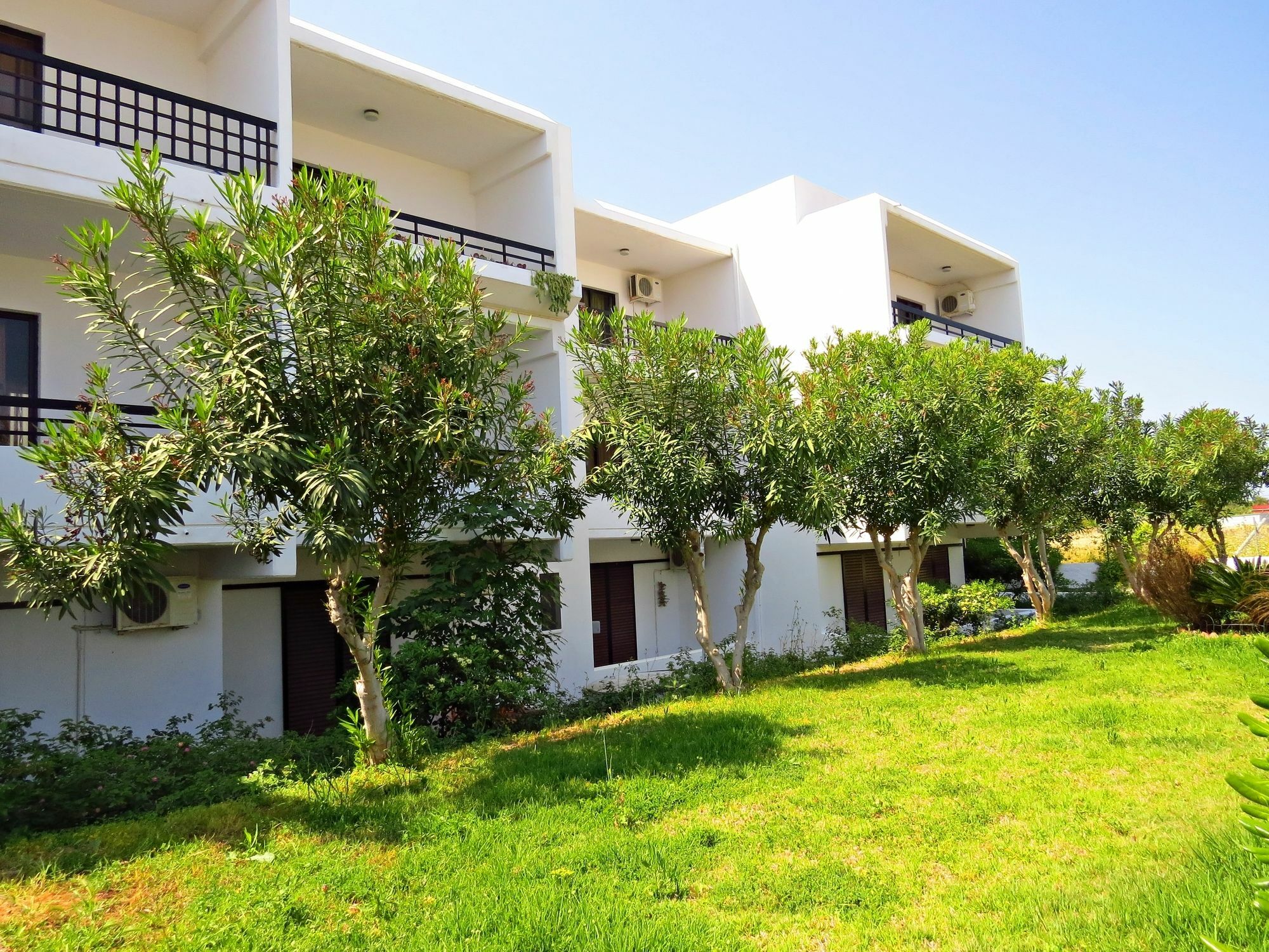 Debby Apartments เอียลิซอส ภายนอก รูปภาพ