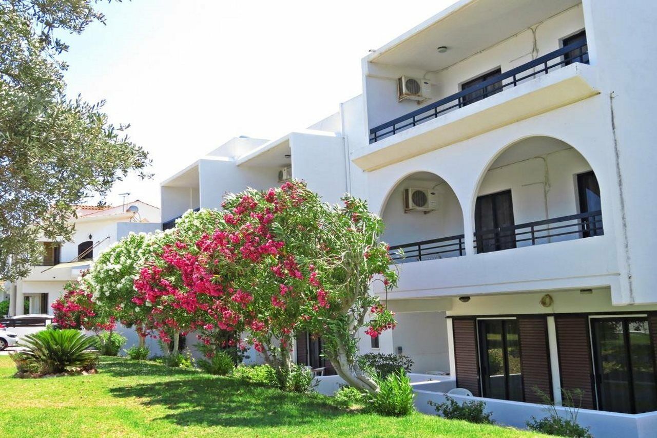 Debby Apartments เอียลิซอส ภายนอก รูปภาพ